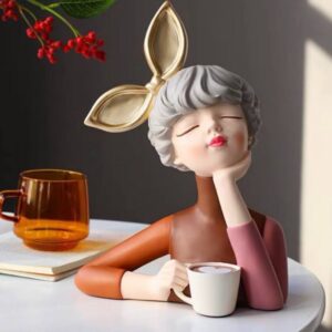 مجسمه دخترک عاشق